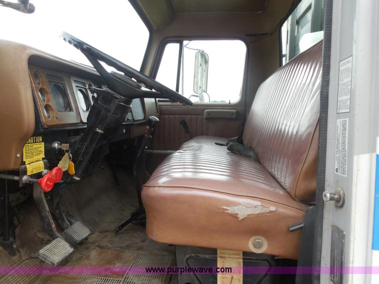 image for item H3168 1979 International 1824 grain truck