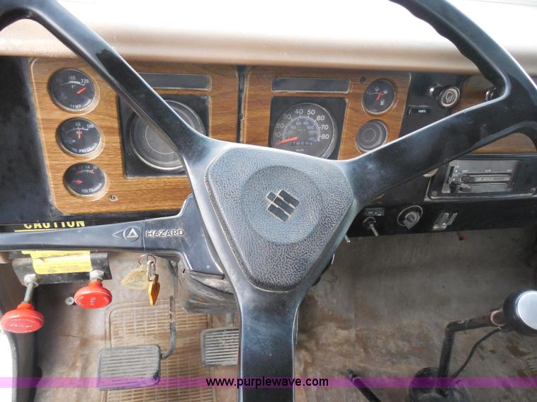 image for item H3168 1979 International 1824 grain truck