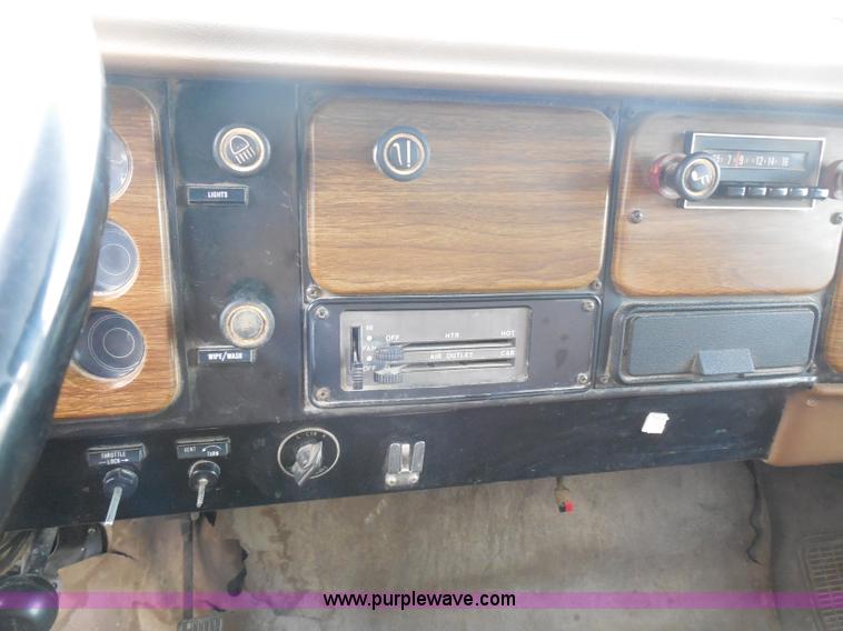 image for item H3168 1979 International 1824 grain truck