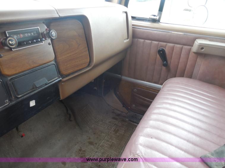 image for item H3168 1979 International 1824 grain truck