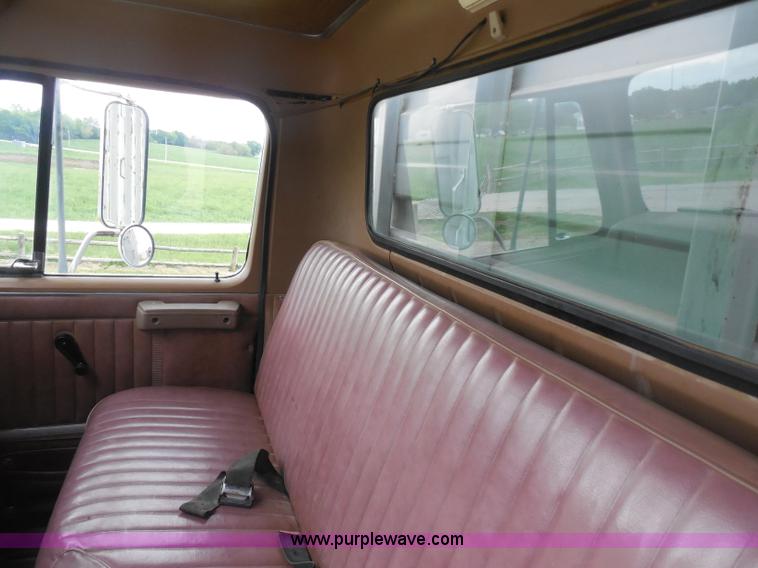 image for item H3168 1979 International 1824 grain truck