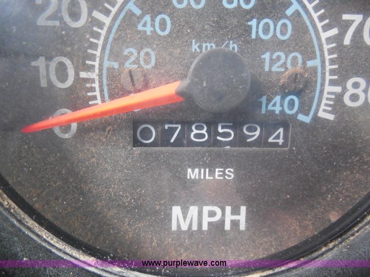 image for item H3168 1979 International 1824 grain truck