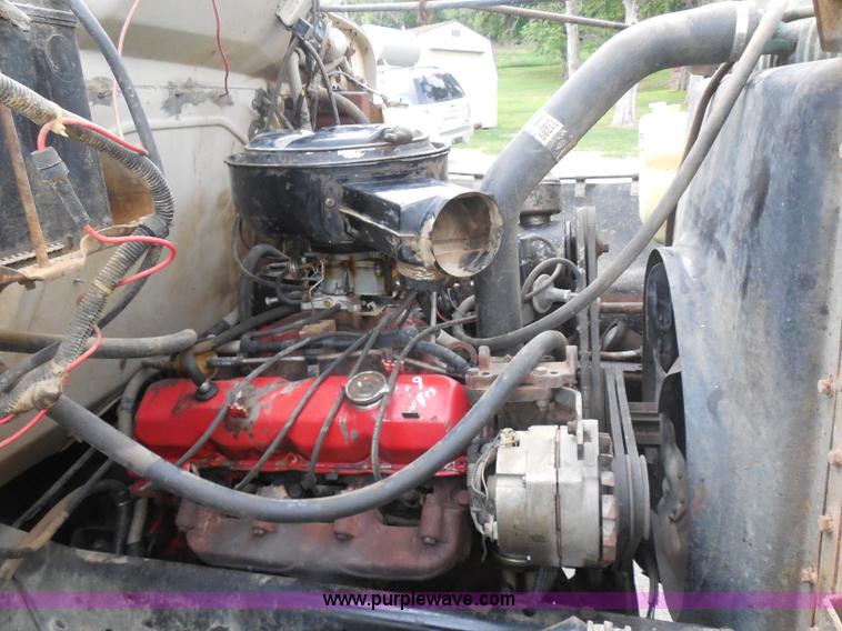 image for item H3168 1979 International 1824 grain truck