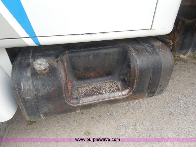 image for item H3168 1979 International 1824 grain truck