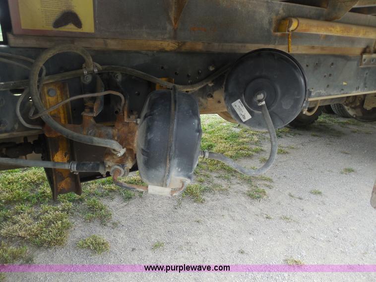 image for item H3168 1979 International 1824 grain truck