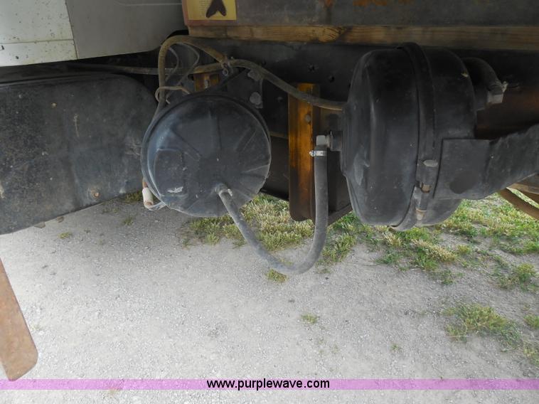 image for item H3168 1979 International 1824 grain truck