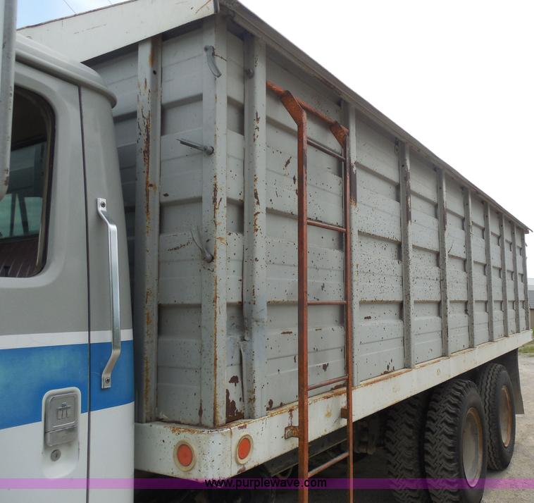 image for item H3168 1979 International 1824 grain truck
