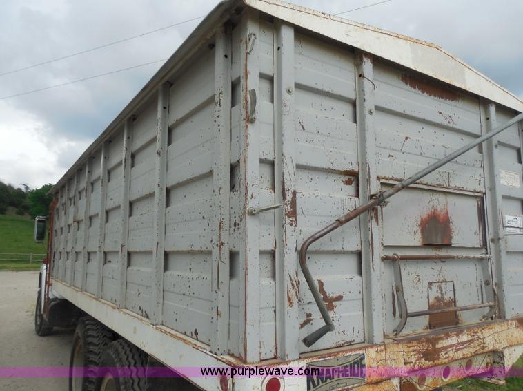 image for item H3168 1979 International 1824 grain truck