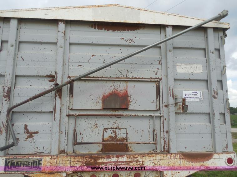 image for item H3168 1979 International 1824 grain truck