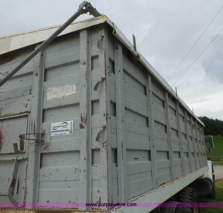 image for item H3168 1979 International 1824 grain truck