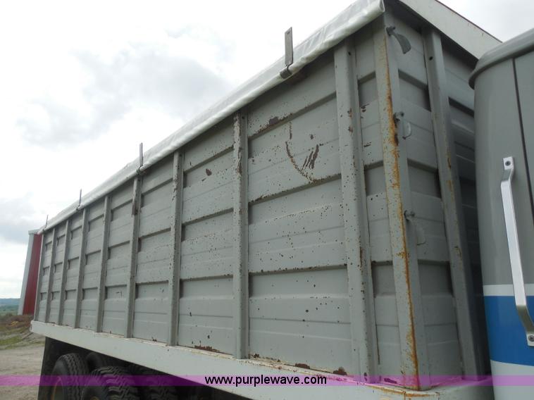 image for item H3168 1979 International 1824 grain truck