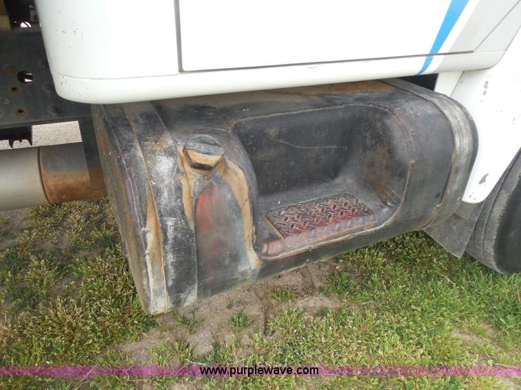 image for item H3168 1979 International 1824 grain truck