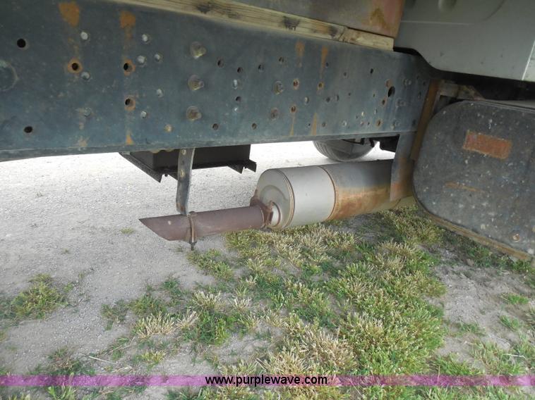 image for item H3168 1979 International 1824 grain truck