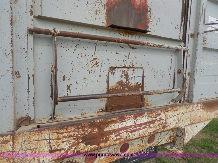 image for item H3168 1979 International 1824 grain truck