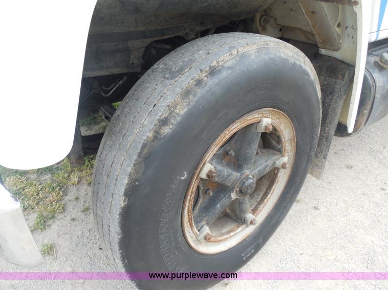 image for item H3168 1979 International 1824 grain truck