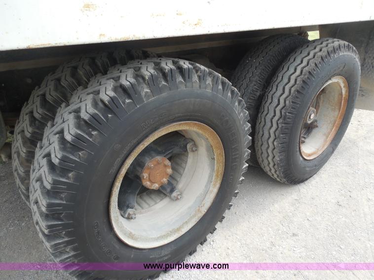 image for item H3168 1979 International 1824 grain truck