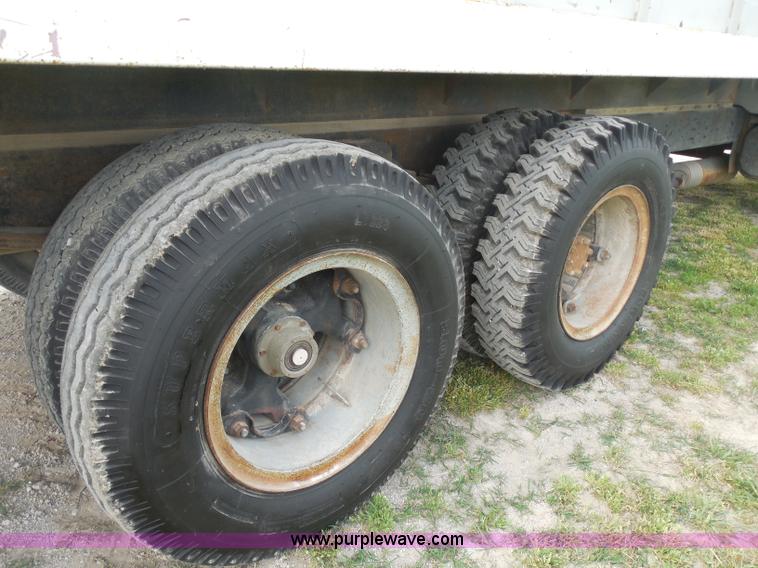 image for item H3168 1979 International 1824 grain truck