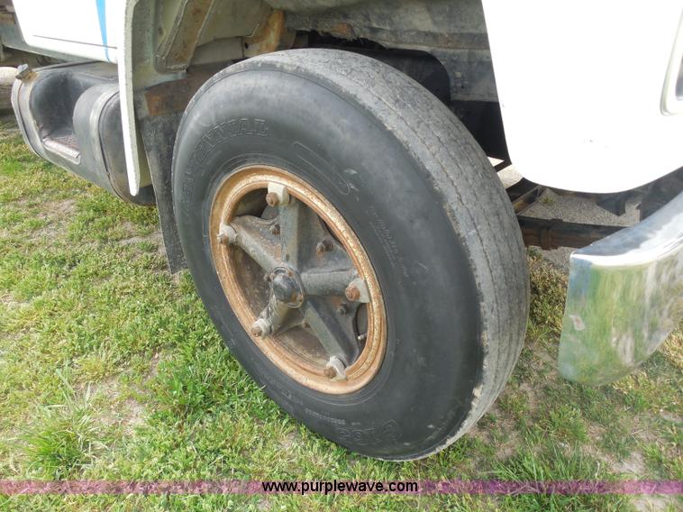 image for item H3168 1979 International 1824 grain truck