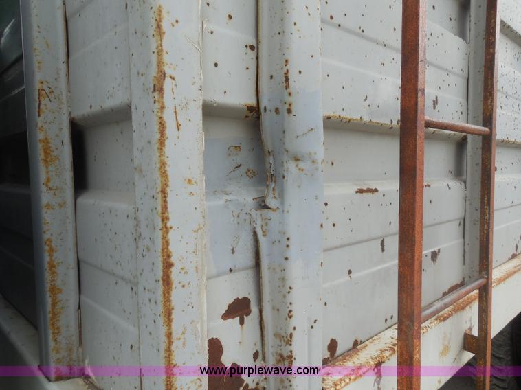 image for item H3168 1979 International 1824 grain truck