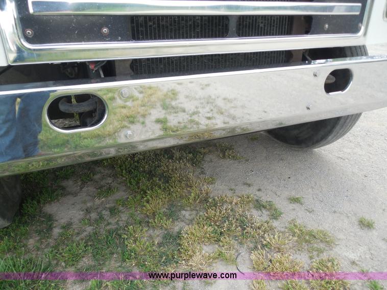 image for item H3168 1979 International 1824 grain truck