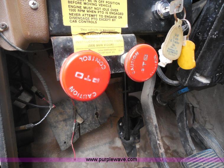 image for item H3168 1979 International 1824 grain truck