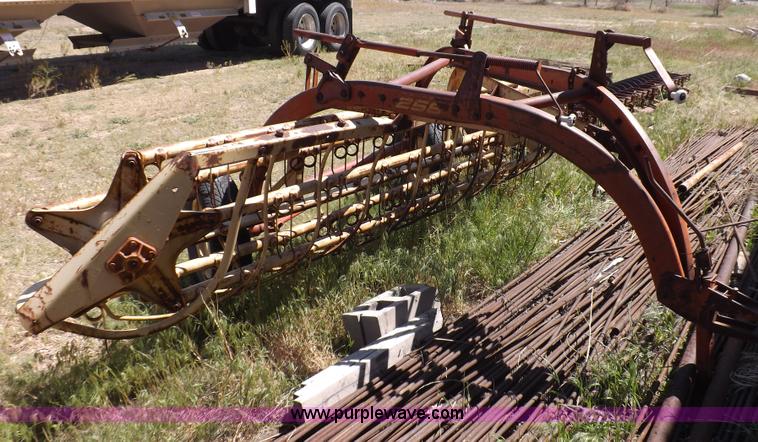 image for item H7080 New Holland 258 hay rake