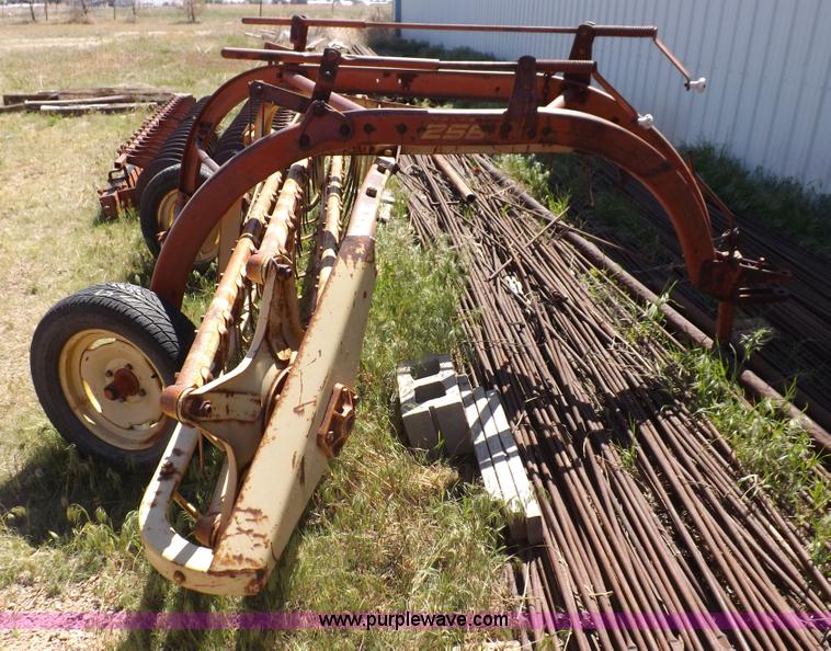 image for item H7080 New Holland 258 hay rake