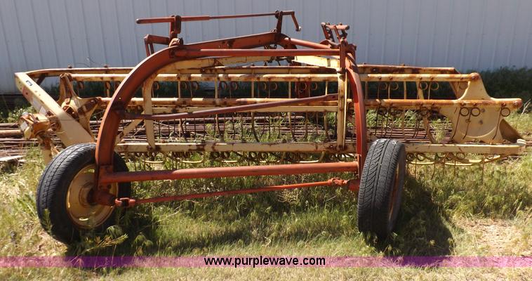 image for item H7080 New Holland 258 hay rake
