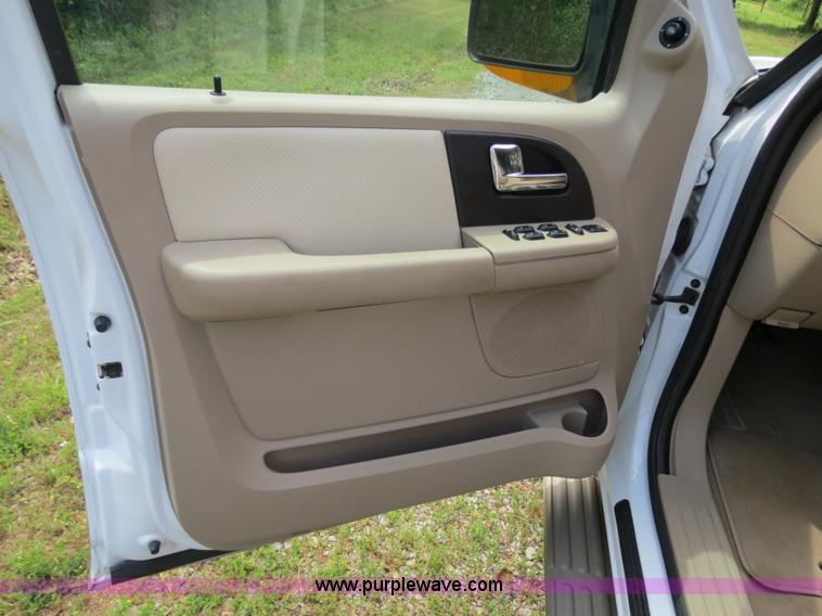 image for item B4785 2005 Ford Expedition Eddie Bauer SUV