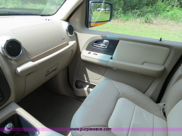image for item B4785 2005 Ford Expedition Eddie Bauer SUV