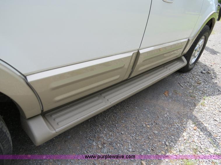 image for item B4785 2005 Ford Expedition Eddie Bauer SUV