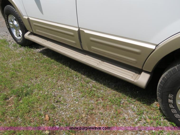 image for item B4785 2005 Ford Expedition Eddie Bauer SUV