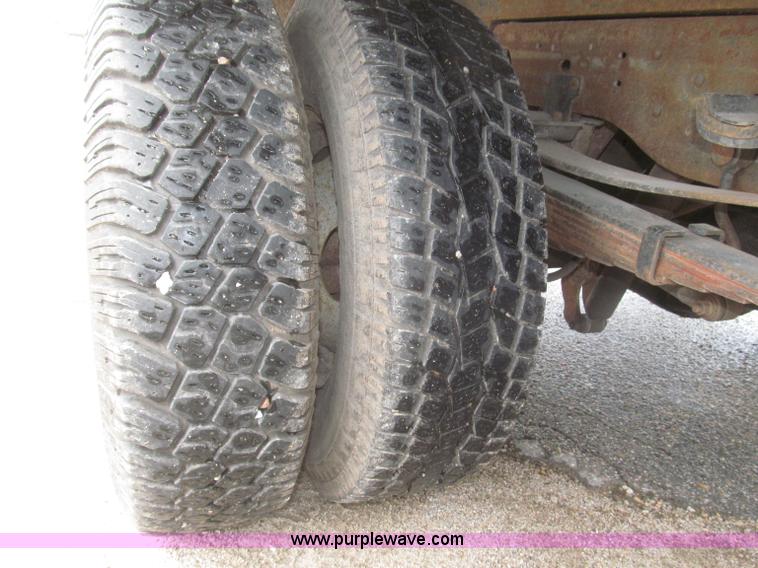 image for item B5492 2004 Ford F350  XL Super Duty flatbed truck