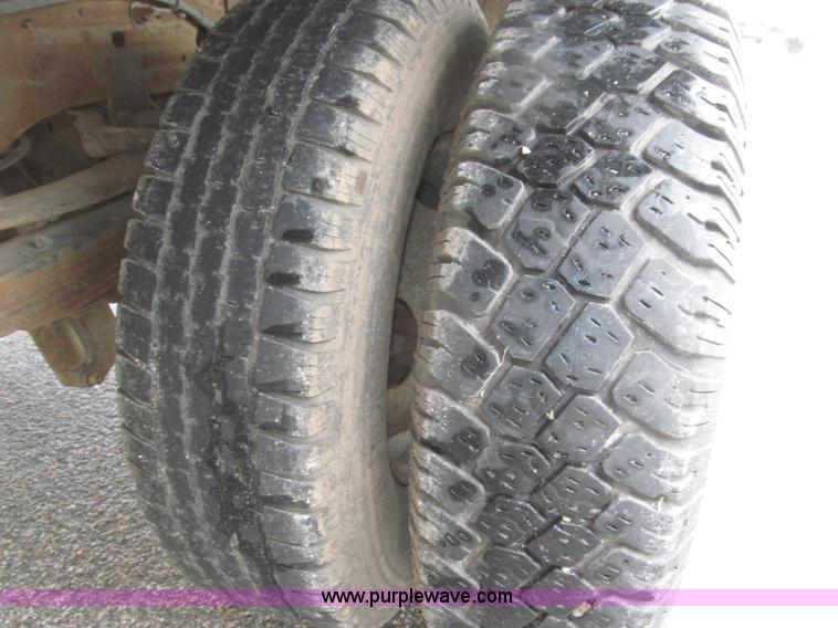 image for item B5492 2004 Ford F350  XL Super Duty flatbed truck