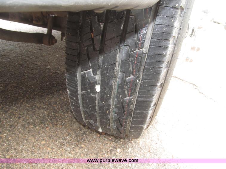 image for item B5492 2004 Ford F350  XL Super Duty flatbed truck