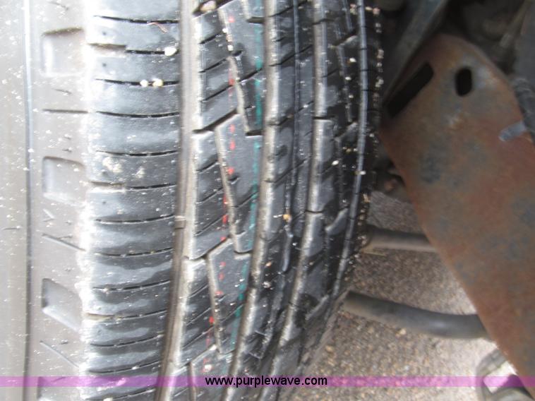 image for item B5492 2004 Ford F350  XL Super Duty flatbed truck