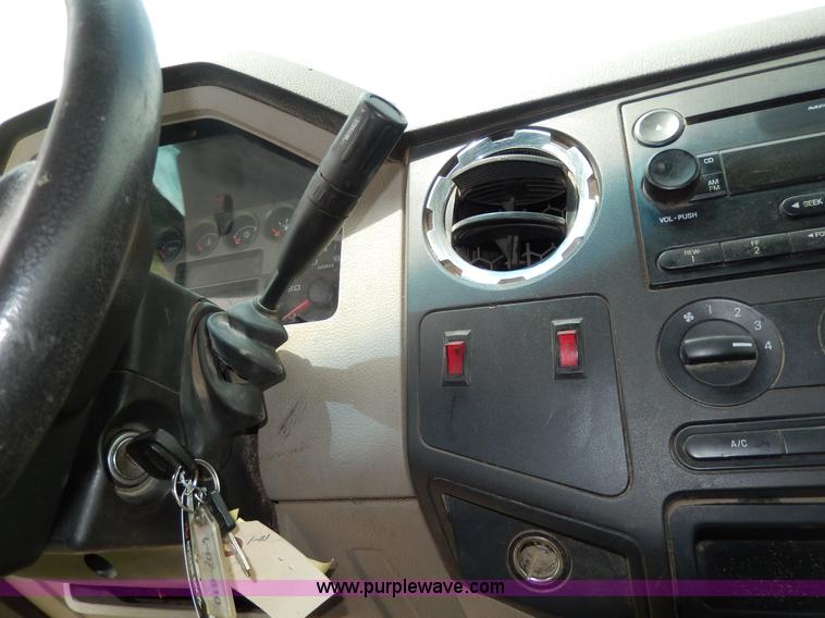 image for item D4780 2007 Ford F250 XLT Super Duty Crew Cab pickup truck