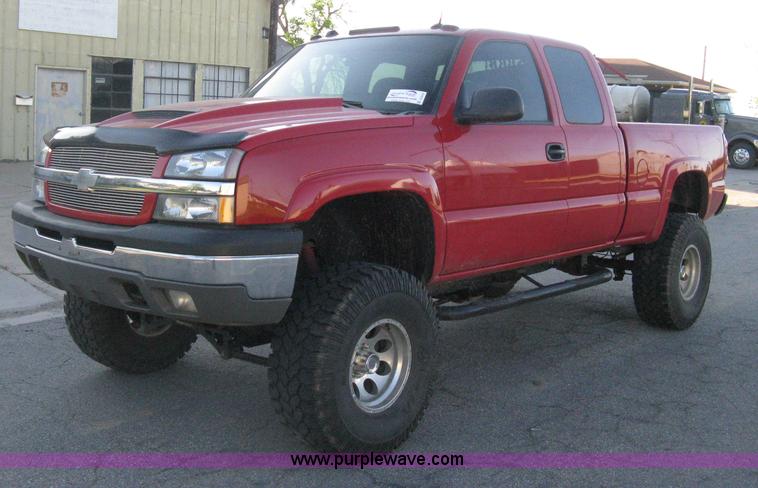 image for item D8332 2004 Chevrolet Silverado 1500 Extended Cab pickup truck