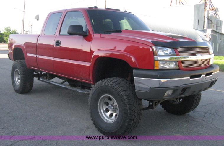 image for item D8332 2004 Chevrolet Silverado 1500 Extended Cab pickup truck