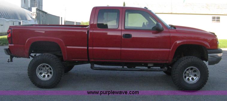 image for item D8332 2004 Chevrolet Silverado 1500 Extended Cab pickup truck