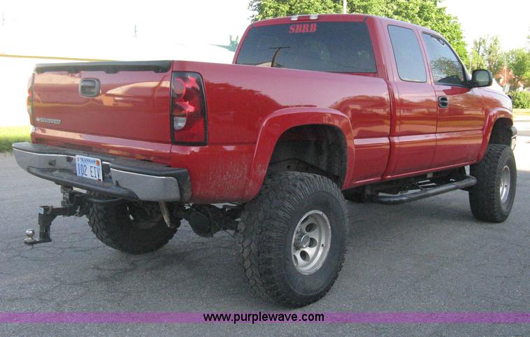 image for item D8332 2004 Chevrolet Silverado 1500 Extended Cab pickup truck