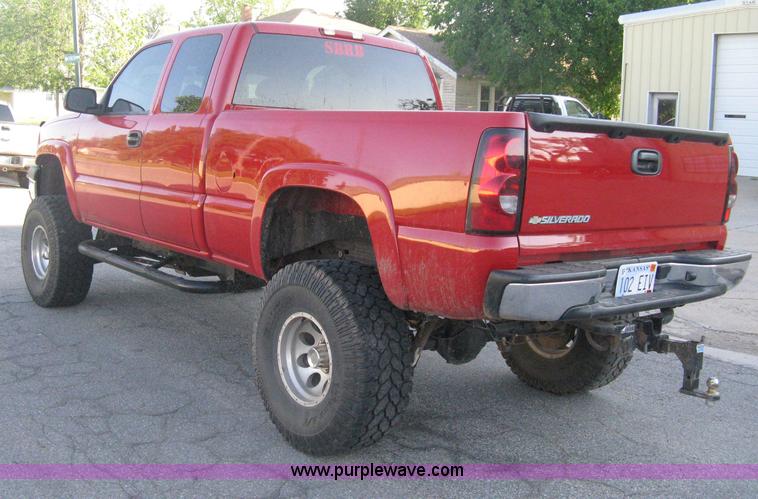 image for item D8332 2004 Chevrolet Silverado 1500 Extended Cab pickup truck