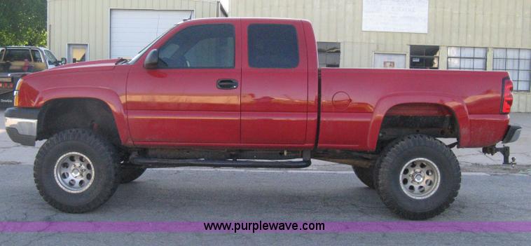 image for item D8332 2004 Chevrolet Silverado 1500 Extended Cab pickup truck