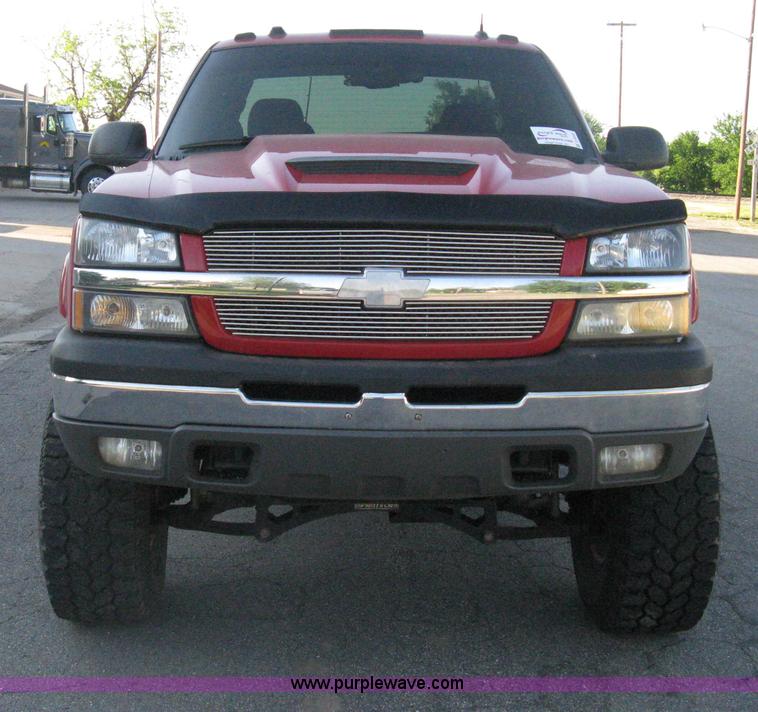image for item D8332 2004 Chevrolet Silverado 1500 Extended Cab pickup truck