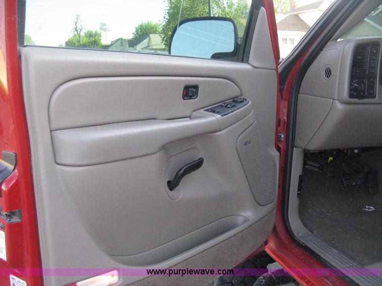 image for item D8332 2004 Chevrolet Silverado 1500 Extended Cab pickup truck