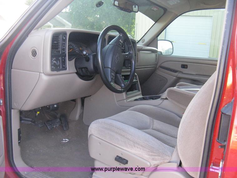 image for item D8332 2004 Chevrolet Silverado 1500 Extended Cab pickup truck