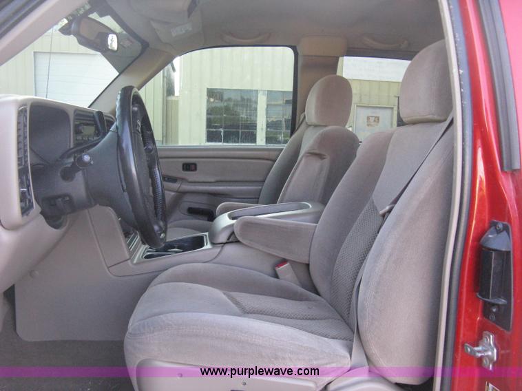 image for item D8332 2004 Chevrolet Silverado 1500 Extended Cab pickup truck