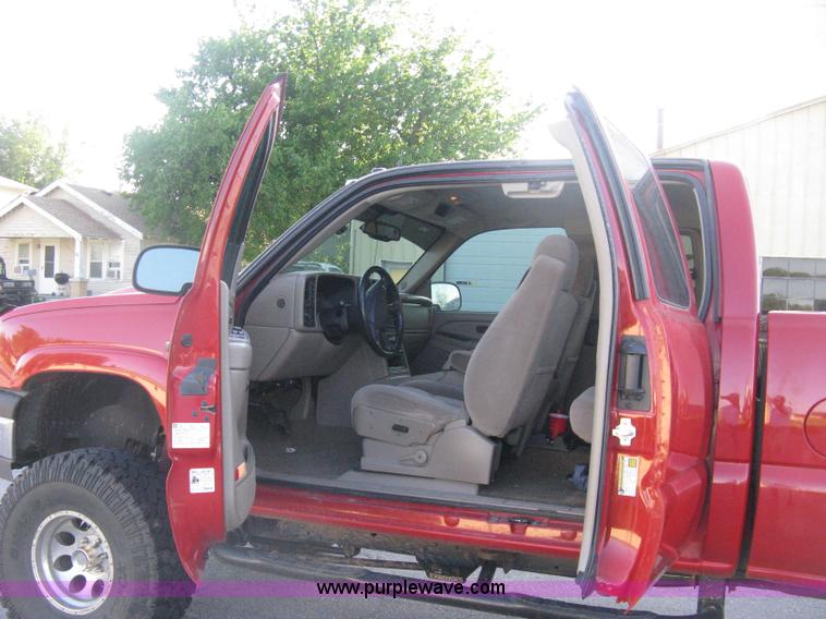 image for item D8332 2004 Chevrolet Silverado 1500 Extended Cab pickup truck