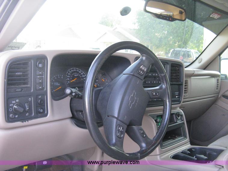 image for item D8332 2004 Chevrolet Silverado 1500 Extended Cab pickup truck