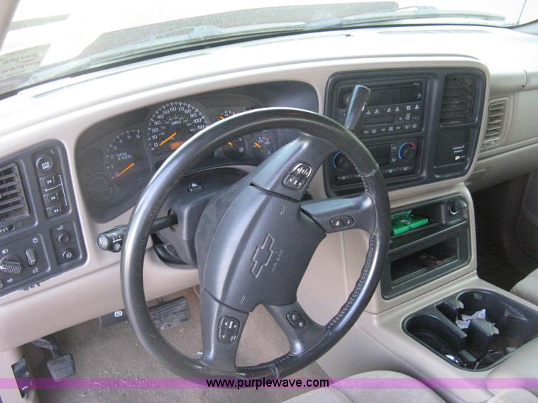 image for item D8332 2004 Chevrolet Silverado 1500 Extended Cab pickup truck